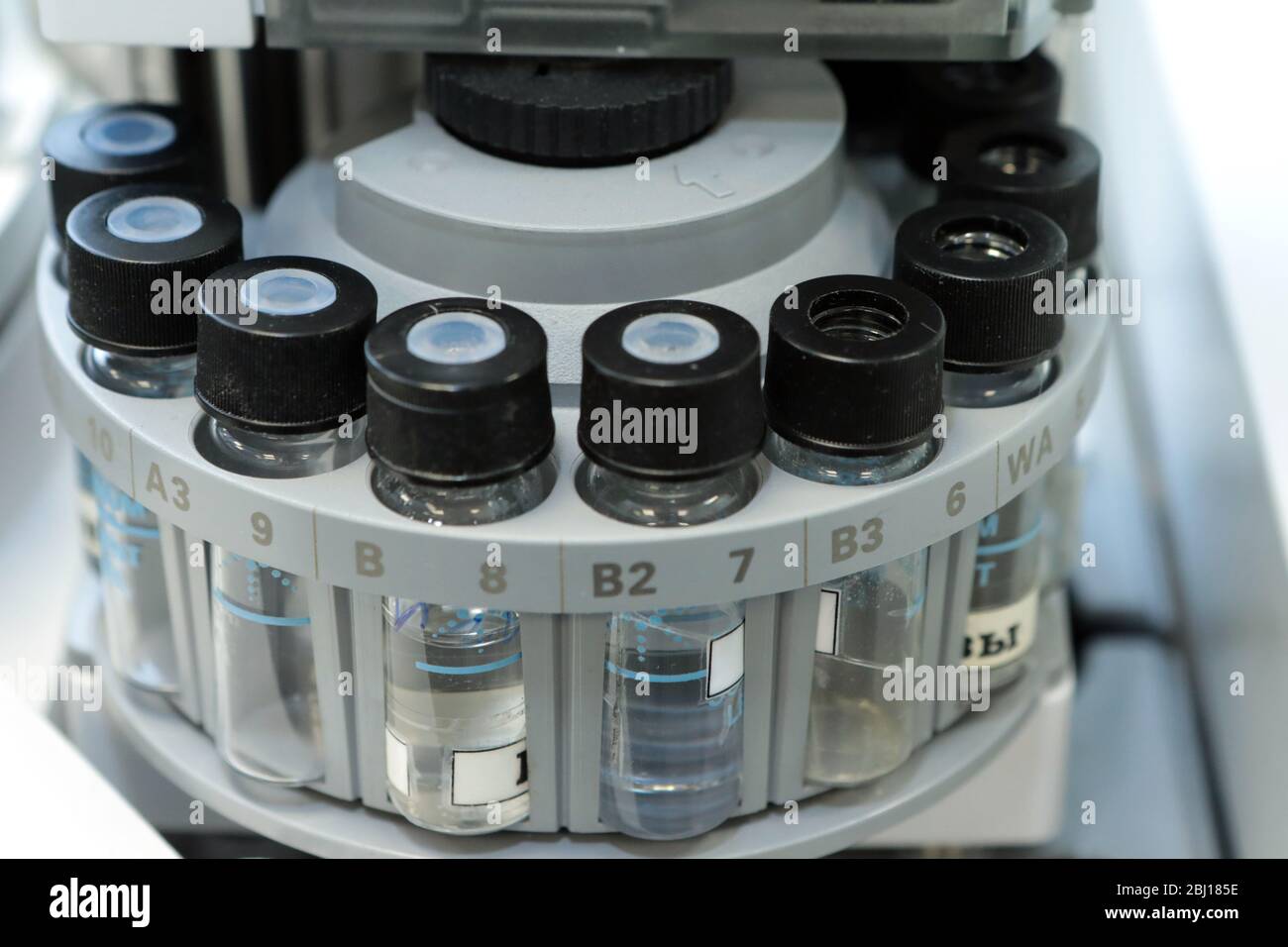 Controllo qualità laboratorio medicina. Funzionamento del cromatografo. I flaconi controllano la qualità della sospensione. Foto Stock