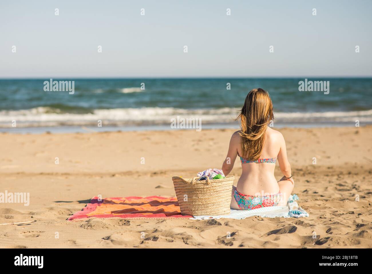 Ragazza su una spiaggia Foto Stock