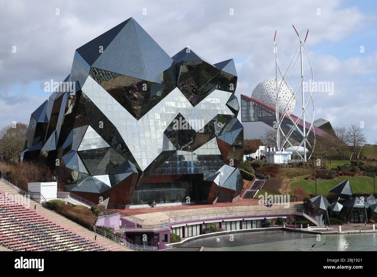 Poitiers, Nouvelle Aquitaine / Francia - 03-02-2019 : le meravigliose giostre al parco a tema Futuroscope sono per tutti Foto Stock