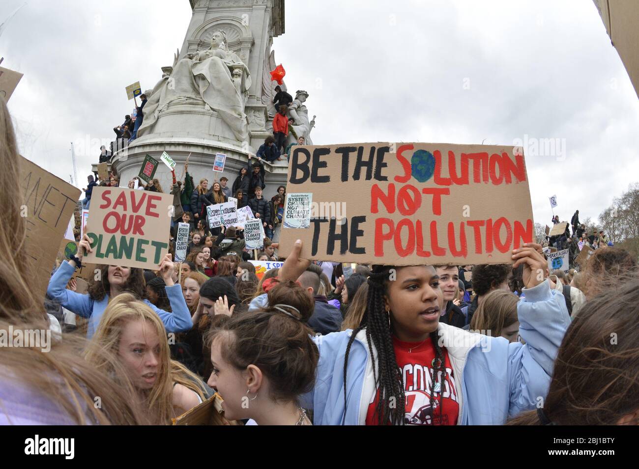 Gli studenti delle scuole chiedono un'azione radicale sul clima nello sciopero britannico a cui hanno partecipato migliaia di giovani provenienti da tutto il paese - più di 15,00 Foto Stock