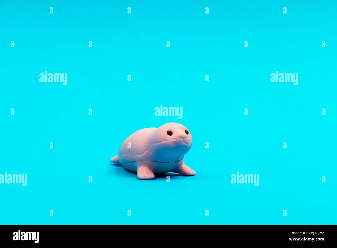 Piccolo personaggio giocattolo per bambini su sfondo blu isolato Foto Stock