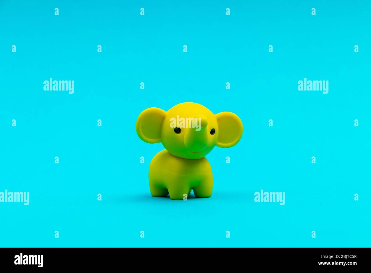 Piccolo personaggio giocattolo per bambini su sfondo blu isolato Foto Stock