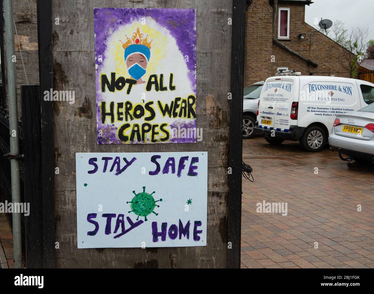 Slough, Berkshire, Regno Unito. 28 aprile 2020. La mattina che il Regno Unito ha tenuto un minuto di silenzio alle 11 per rendere omaggio ai lavoratori della prima linea dell'NHS che hanno perso la vita a causa della malattia di Coronavirus Covid-19, dipinti acrilici colorati sulla A4 a Slough dire tutto. "Grazie NHS", "grazie Binmen", "grazie postini", "non tutti i cappe Hero's Wear" e "soggiorno sicuro a casa". Credit: Maureen McLean/Alamy Live News Foto Stock