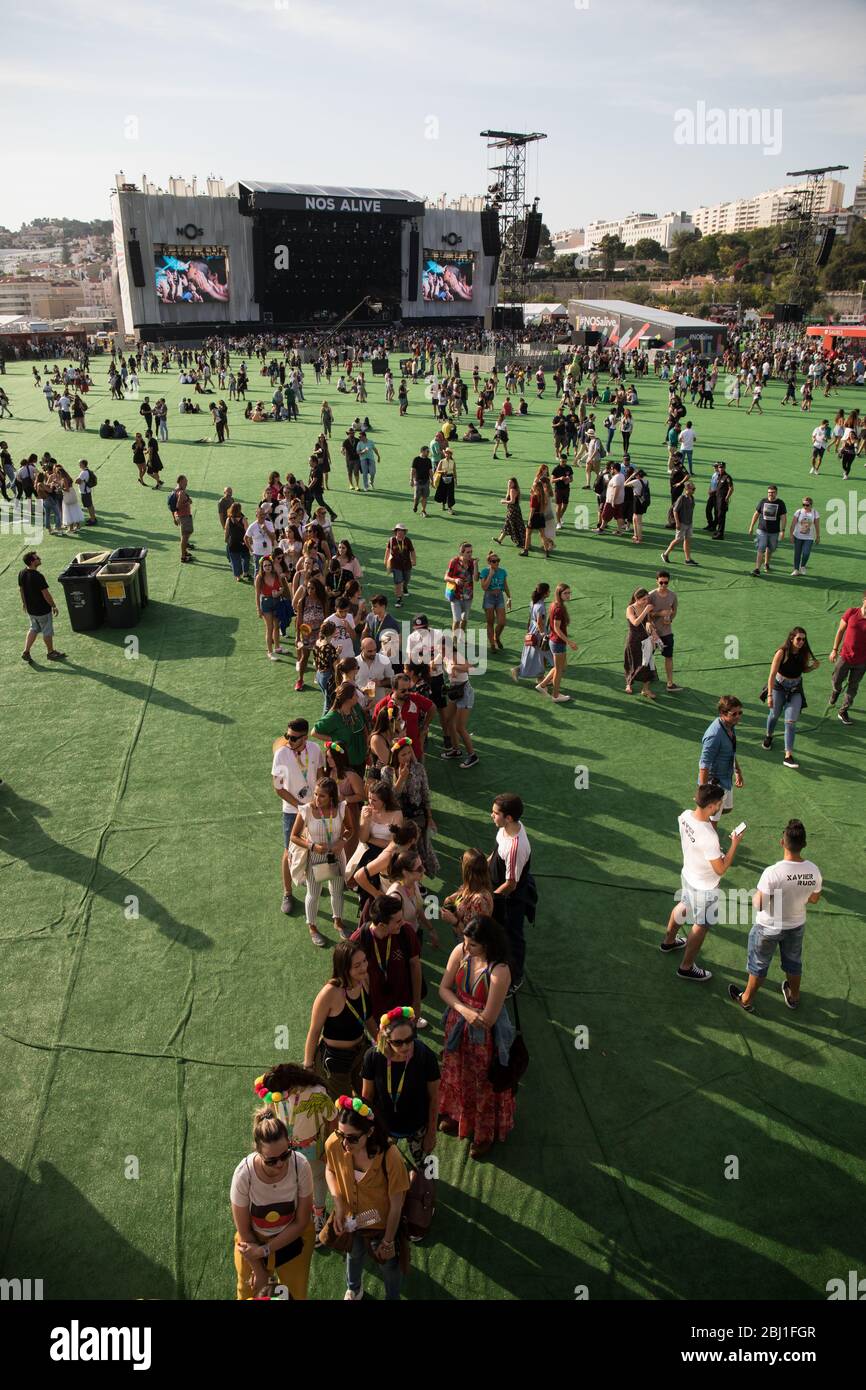 Coda per fare un trucco scintillato al Festival della musica EDP Nos Alive, ad Alges, Lisbona, Portogallo. Fase principale sullo sfondo. Foto Stock