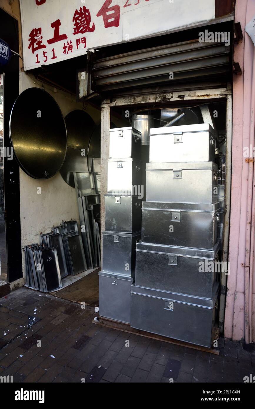 Piccolo negozio che vende prodotti in lamiera nel centro storico di Hong Kong Foto Stock