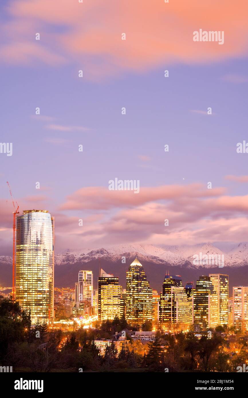 Skyline di edifici moderni di uffici nei quartieri di Las Condes e Providencia con innevata catena montuosa Andes sul retro, Santiago, Cile Foto Stock