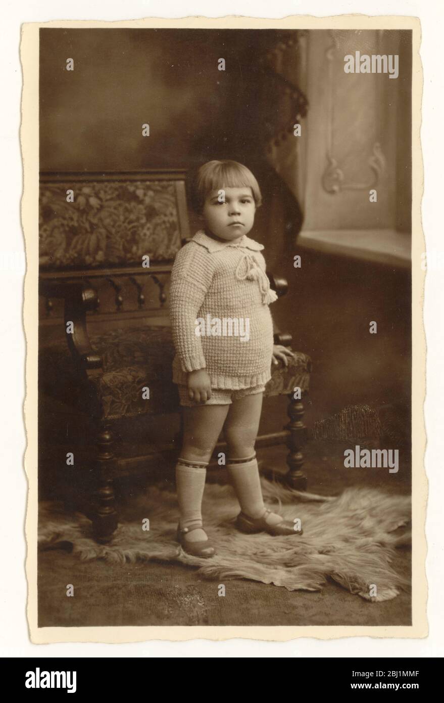 Foto dei primi del 1900 di un ragazzo serio osservante di 21/2 anni con un taglio di moda dei capelli del bob all'epoca, circa 1925. REGNO UNITO Foto Stock