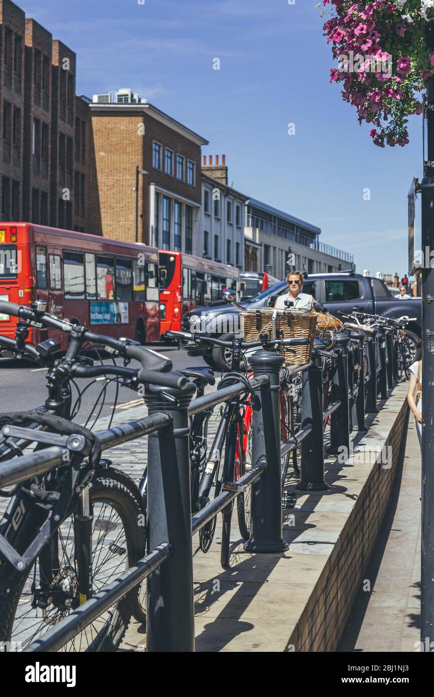 Londra/UK-1/08/18: Parcheggio ad hoc per biciclette a fianco delle ringhiere in una strada a Londra. Il parcheggio per biciclette richiede un certo grado di sicurezza, infrastrutture adeguate Foto Stock