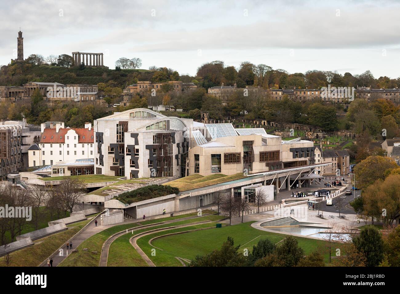 Il moderno edificio Scottish Paralment nella zona di Holyrood di Edimburgo, Scozia. Calton Hill nella zona posteriore. Foto Stock