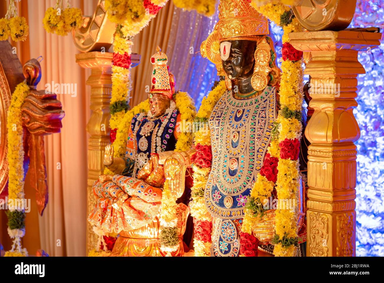 L'idolo di Lord Balaji e Lakshmi decorato con ornamenti e fiori in un matrimonio indù del Sud-indiano Foto Stock