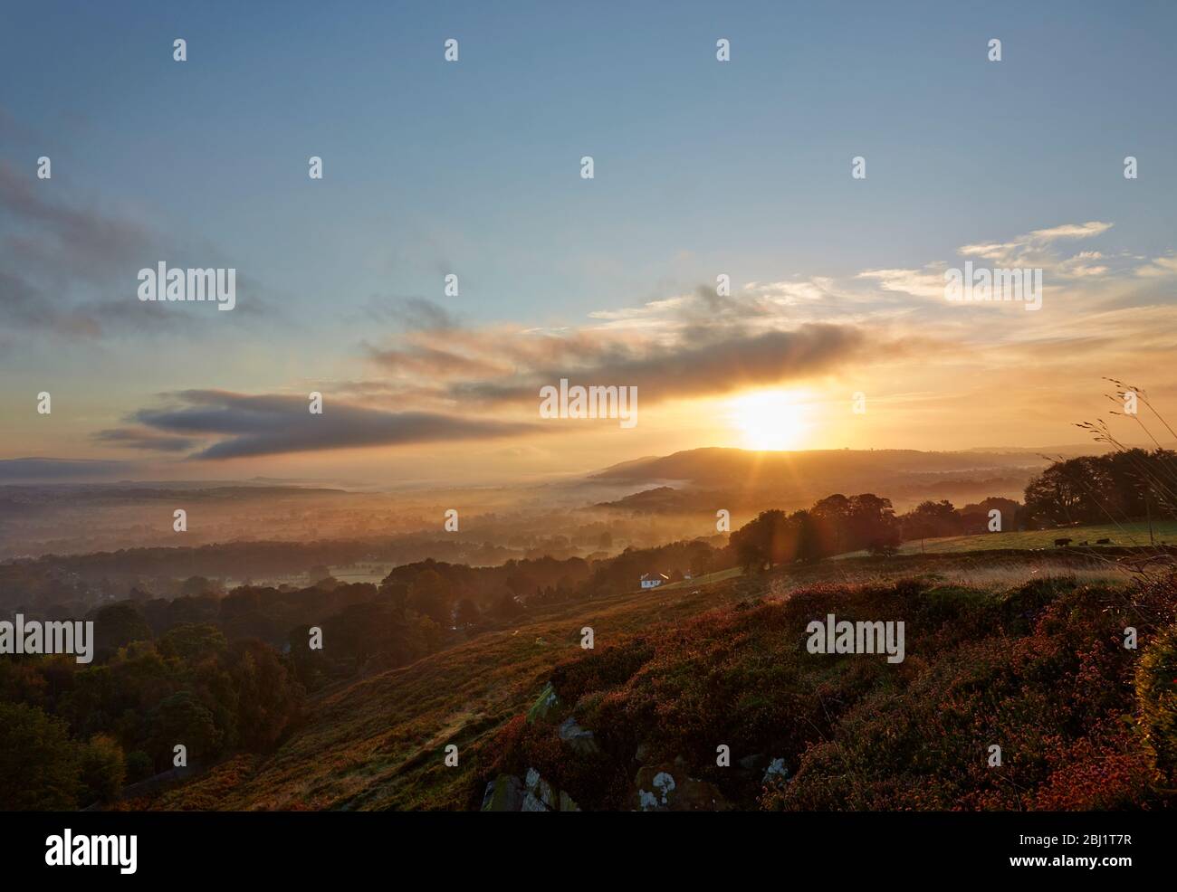 Alba su Otley Chevin e Lower Wharfedale vicino all'Aeroporto di Leeds Bradford da Burley Moor Foto Stock