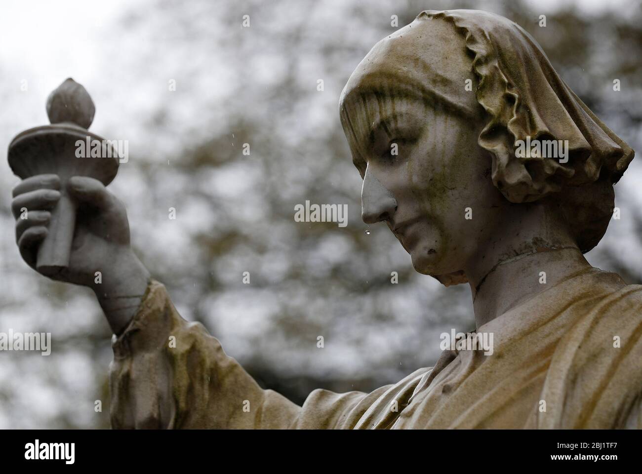 Derby, Derbyshire, Regno Unito. 28 aprile 2020. Una pioggia cade da una statua di Firenze Nightingale dopo che la nazione osservò un minuteÕs silenzio per ricordare i lavoratori chiave che sono morti a causa di Covid-19 durante il blocco pandemico del coronavirus. Credit Darren Staples/Alamy Live News. Foto Stock