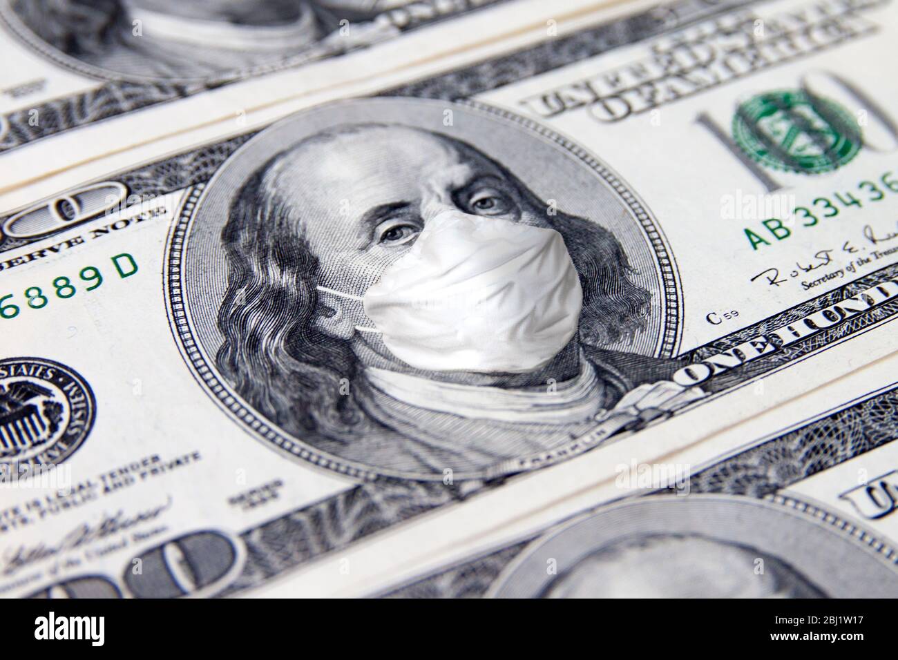 Cento dollari di conto. Benjamin Franklin con maschera medica facciale. COVID-19 Coronavirus USA, economia crisi mondiale. Foto Stock