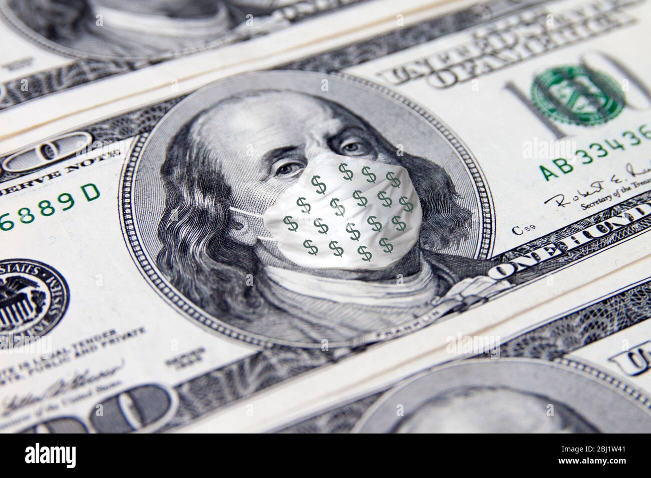 Cento dollari di conto. Benjamin Franklin con maschera medica facciale con simbolo del dollaro. COVID-19 Coronavirus USA, economia crisi mondiale. Foto Stock