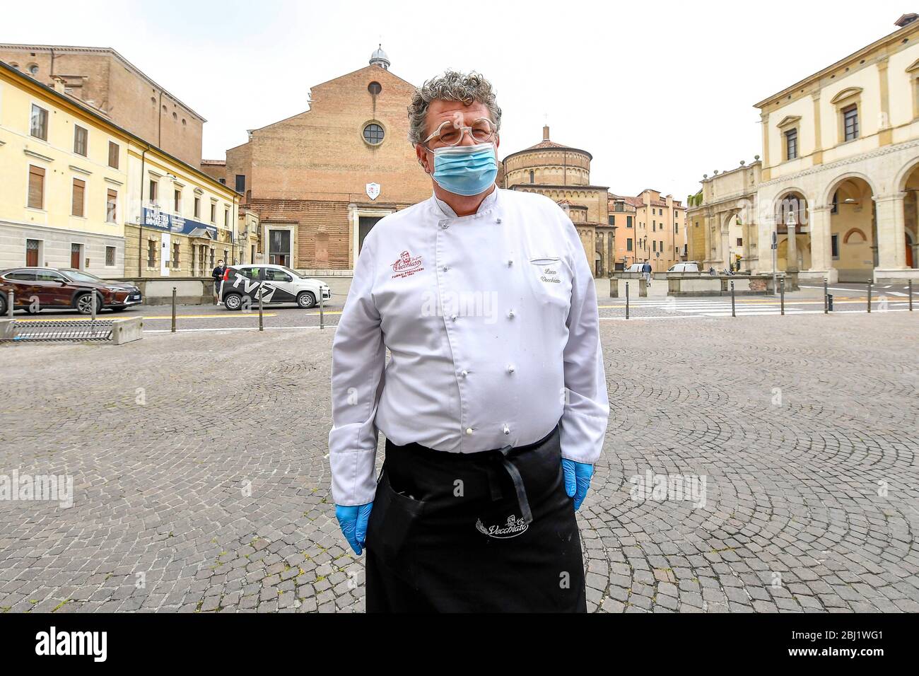 Padova 28/04/2020 non ci sono Coronavirus, parrucchieri, bar e ristoranti.  «riaperture immediate per coloro che rispettano le regole». Dopo i  parrucchieri anche i proprietari dei bar protestarono in piazza con le  associazioni