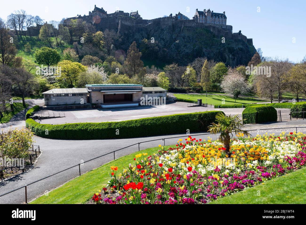 Ross Bandstand a West Princes Street Gardens con Castello di Edimburgo sullo sfondo - Edimburgo, Scozia, Regno Unito Foto Stock