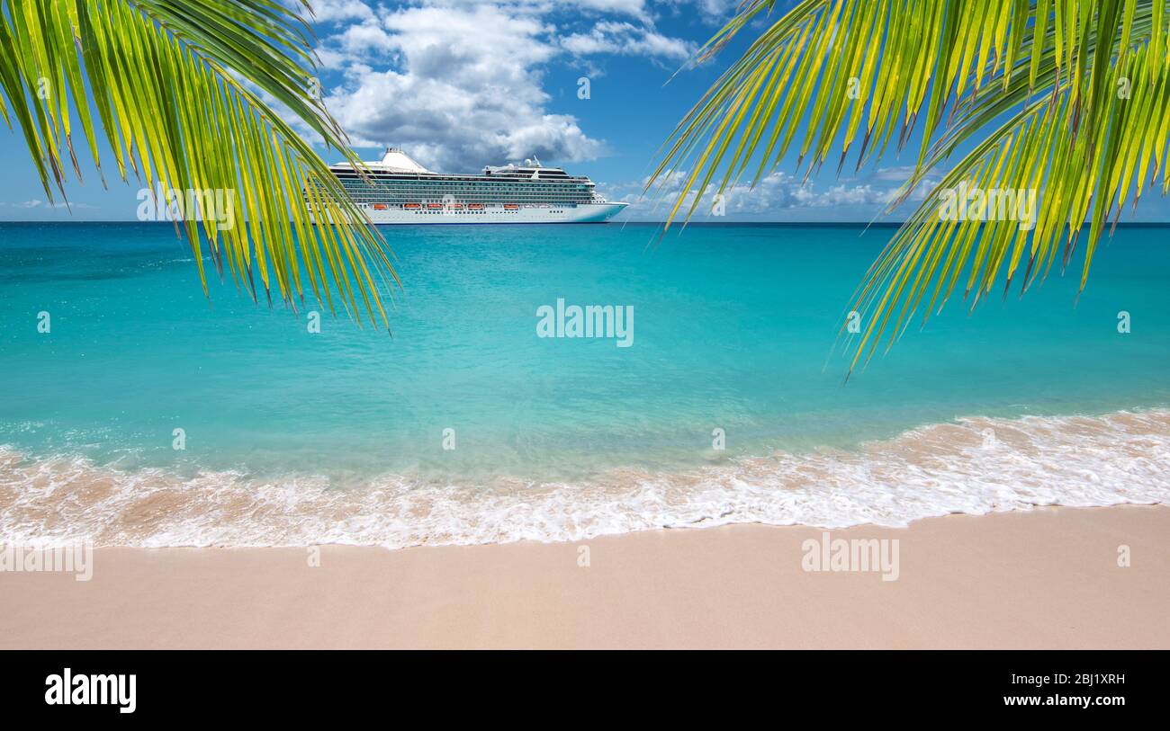 Spiaggia tropicale con palme. Vista laterale della nave da crociera di lusso sullo sfondo. Foto Stock