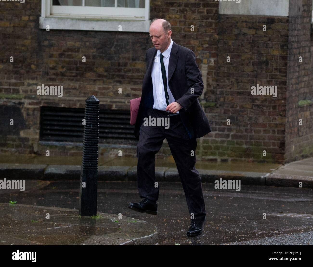 Londra, Regno Unito. 28 Aprile 2020. Chris Whitty, consigliere medico capo di Boris Johnson, Johnson, arriva a Downing Street. Credit: Mark Thomas/Alamy Live News Foto Stock