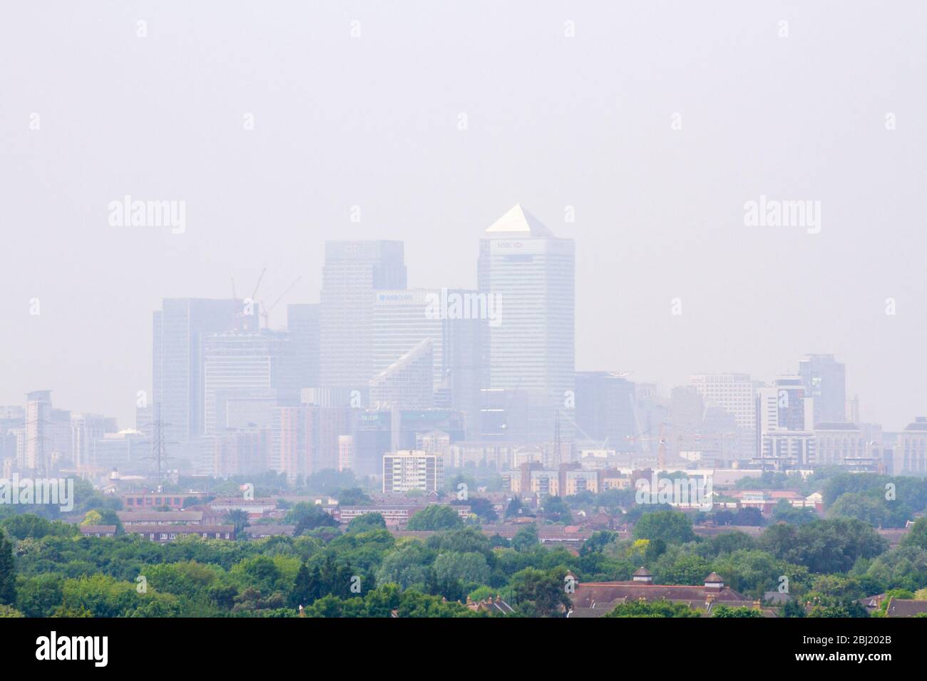 Inquinamento atmosferico londra, giorno frizzante smog urbano sopra la città di Londra Canary Wharf in un caldo estate pomeriggio, regno unito Foto Stock