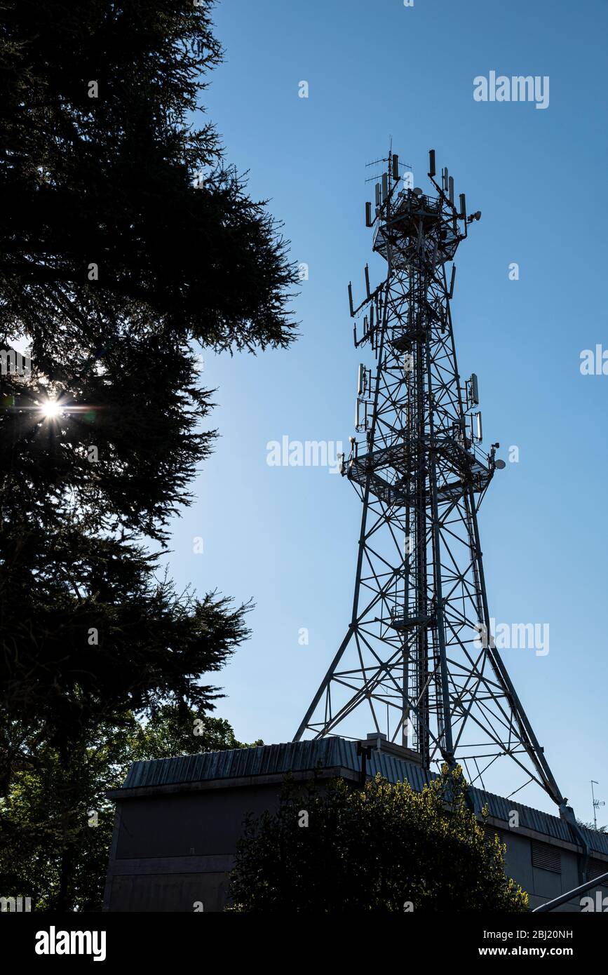 Radio tower cellulare, antenna utilizzata per le telecomunicazioni di telefoni cellulari. Foto Stock