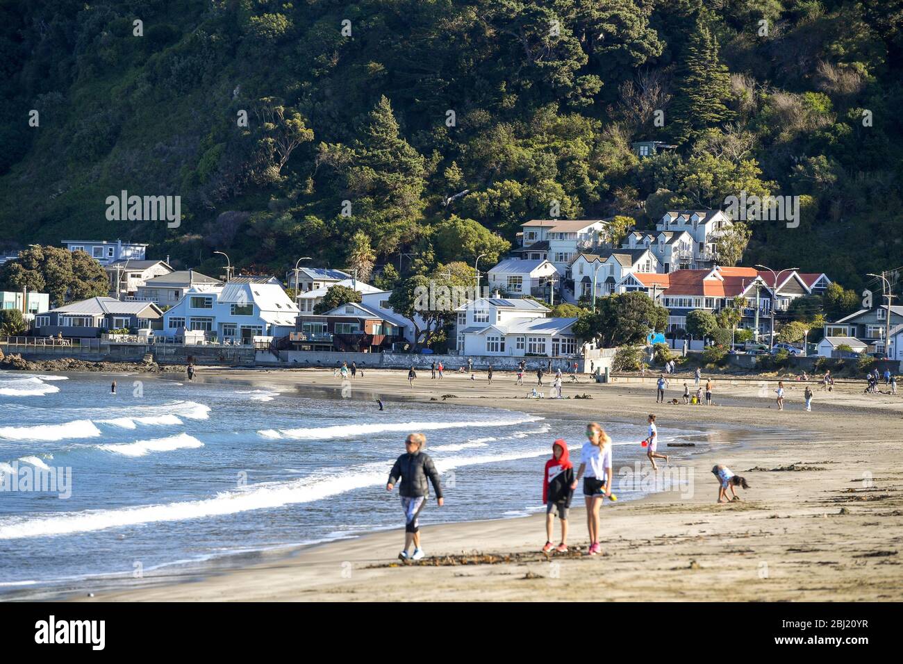 Wellington, Nuova Zelanda. 28 Aprile 2020. La gente cammina su una spiaggia a Wellington, Nuova Zelanda, 28 aprile 2020. La Nuova Zelanda è passata dal livello di allarme 4 al livello di allarme 3 martedì e rimarrà per almeno due settimane al livello 3 prima di un'ulteriore revisione e di una decisione sul livello di allarme il 11 maggio. Credit: Guo Lei/Xinhua/Alamy Live News Foto Stock