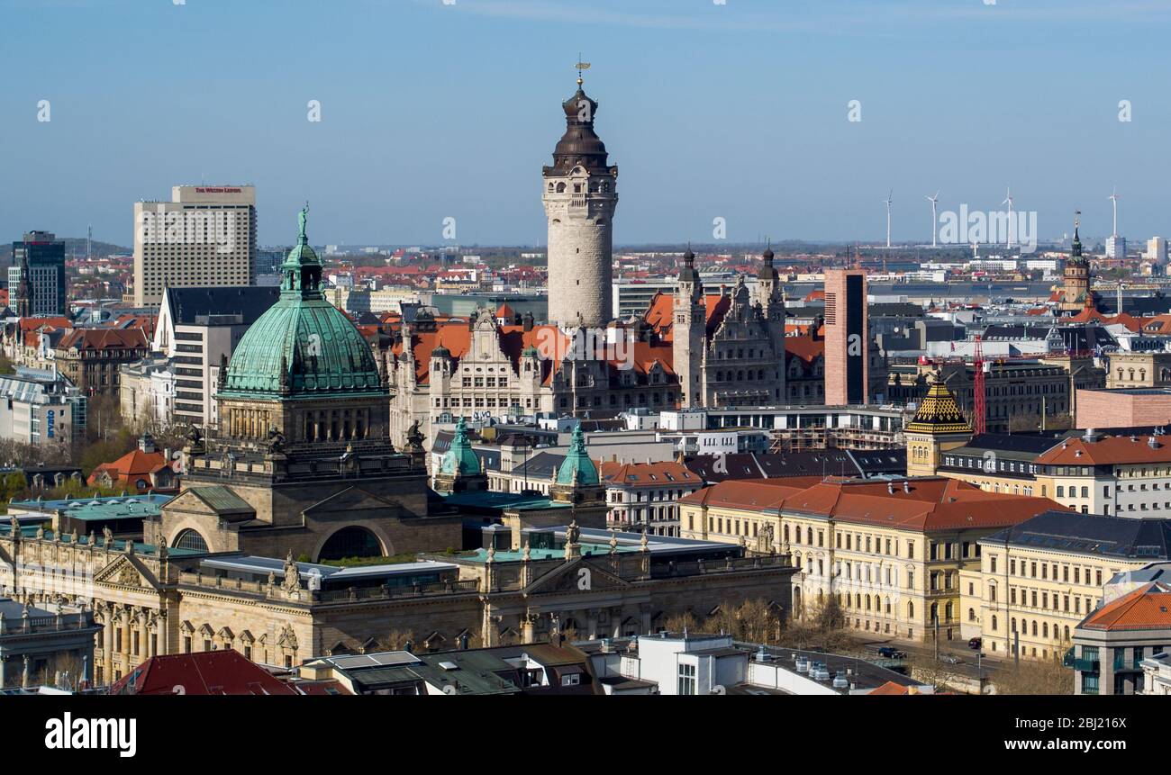 Lipsia, Germania. 15 aprile 2020. Vista lungo il Tribunale amministrativo federale fino al centro della città di Lipsia. (Vista aerea con drone) Credit: Jan Woitas/dpa-Zentralbild/ZB/dpa/Alamy Live News Foto Stock