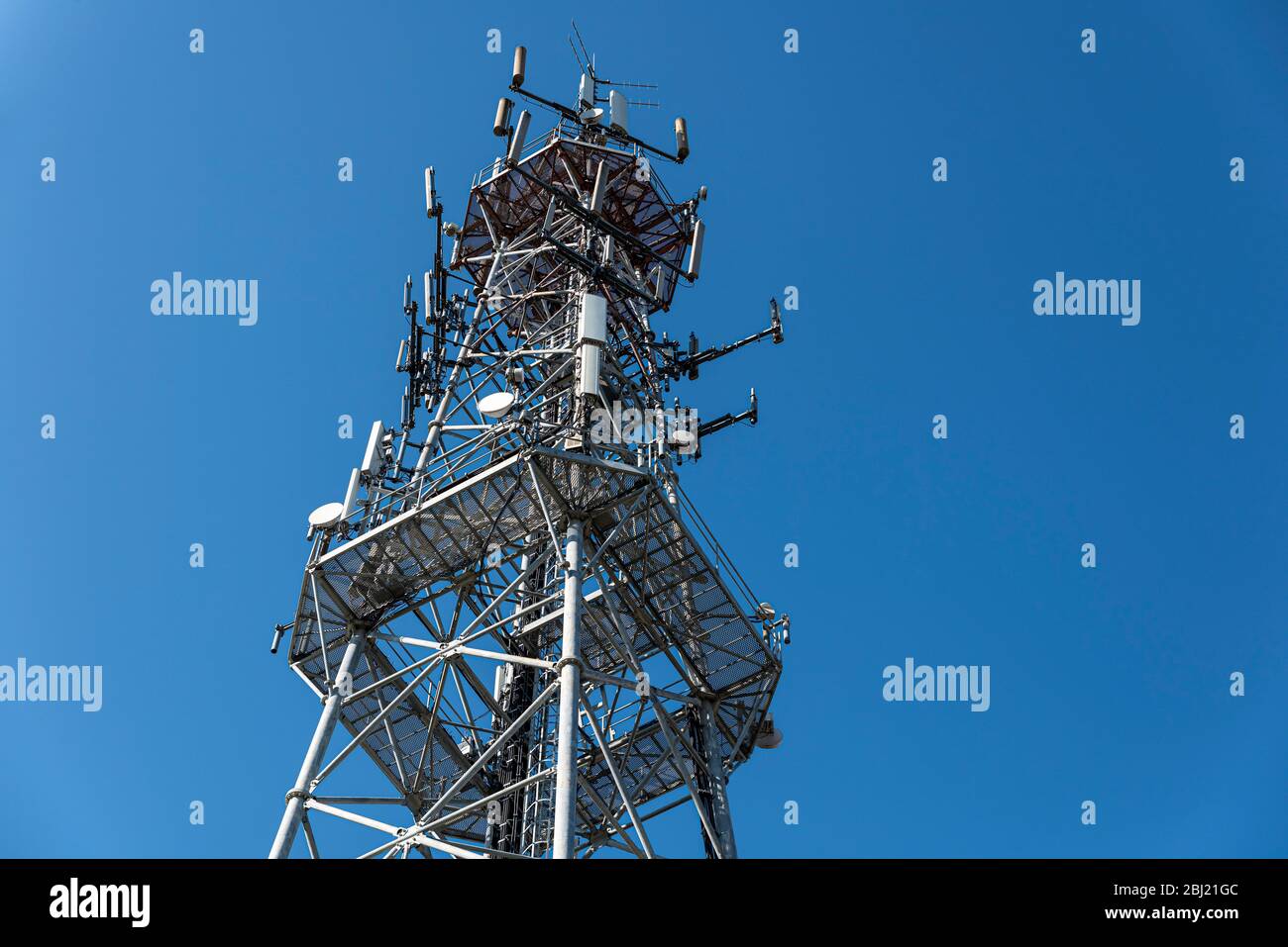 Parte superiore della torre radio cellulare, antenna utilizzata per le telecomunicazioni di telefoni cellulari. Foto Stock