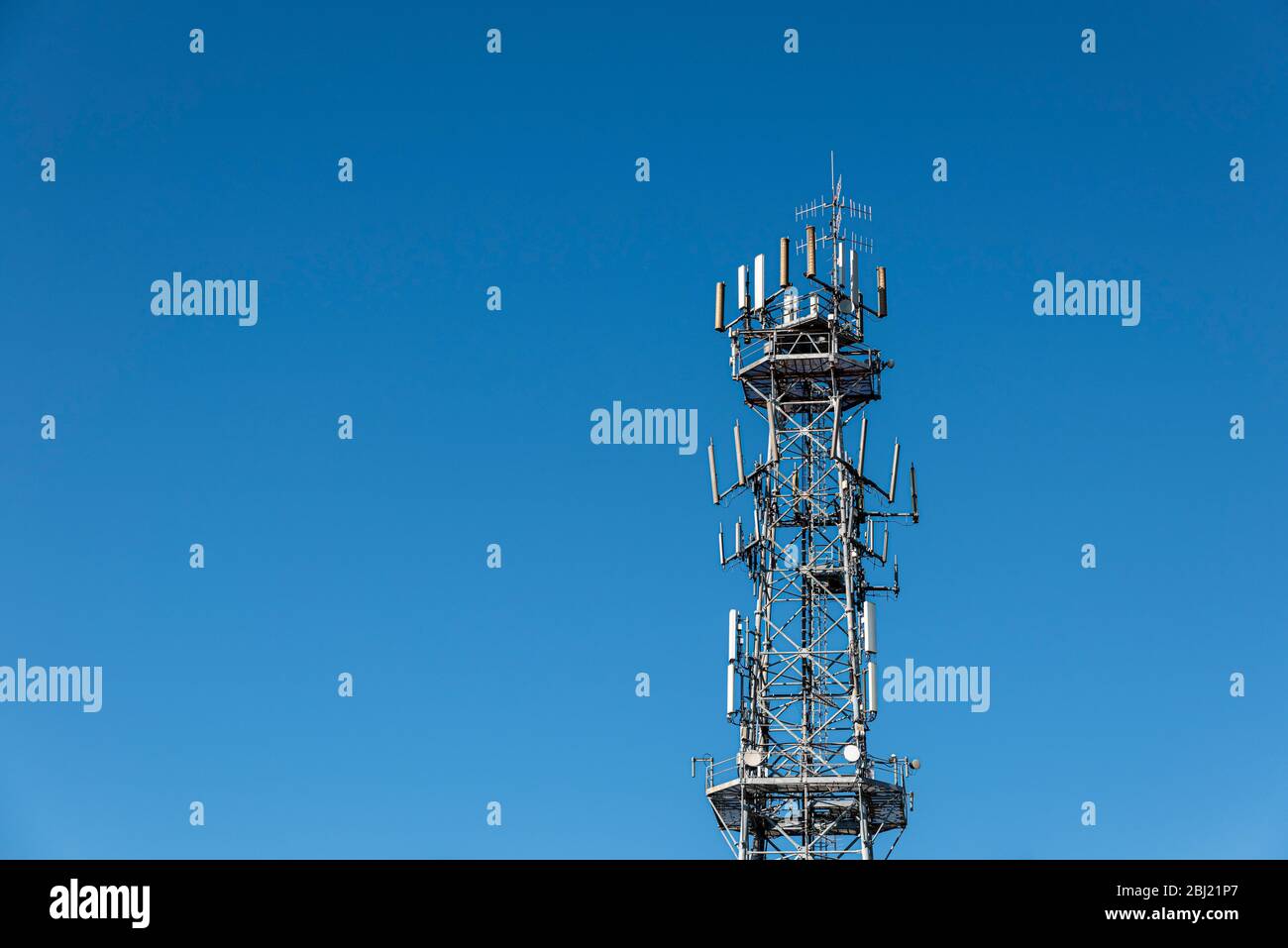 Radio tower cellulare, antenna utilizzata per le telecomunicazioni di telefoni cellulari. Foto Stock