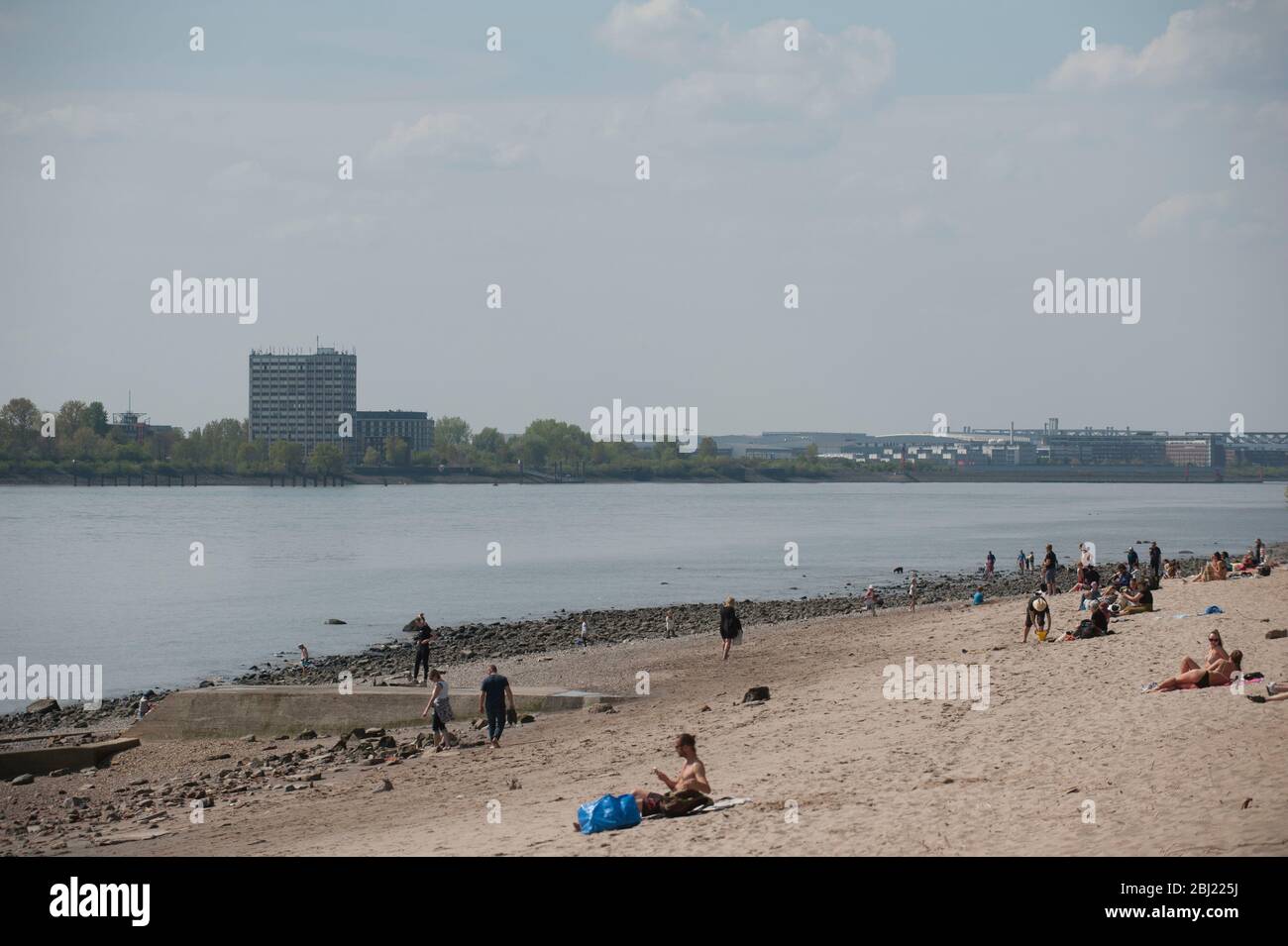 Elbe in Hamburg, Niedrigwasser , Flussbett trocknet aus, am 27. Aprile 2020 Foto Stock