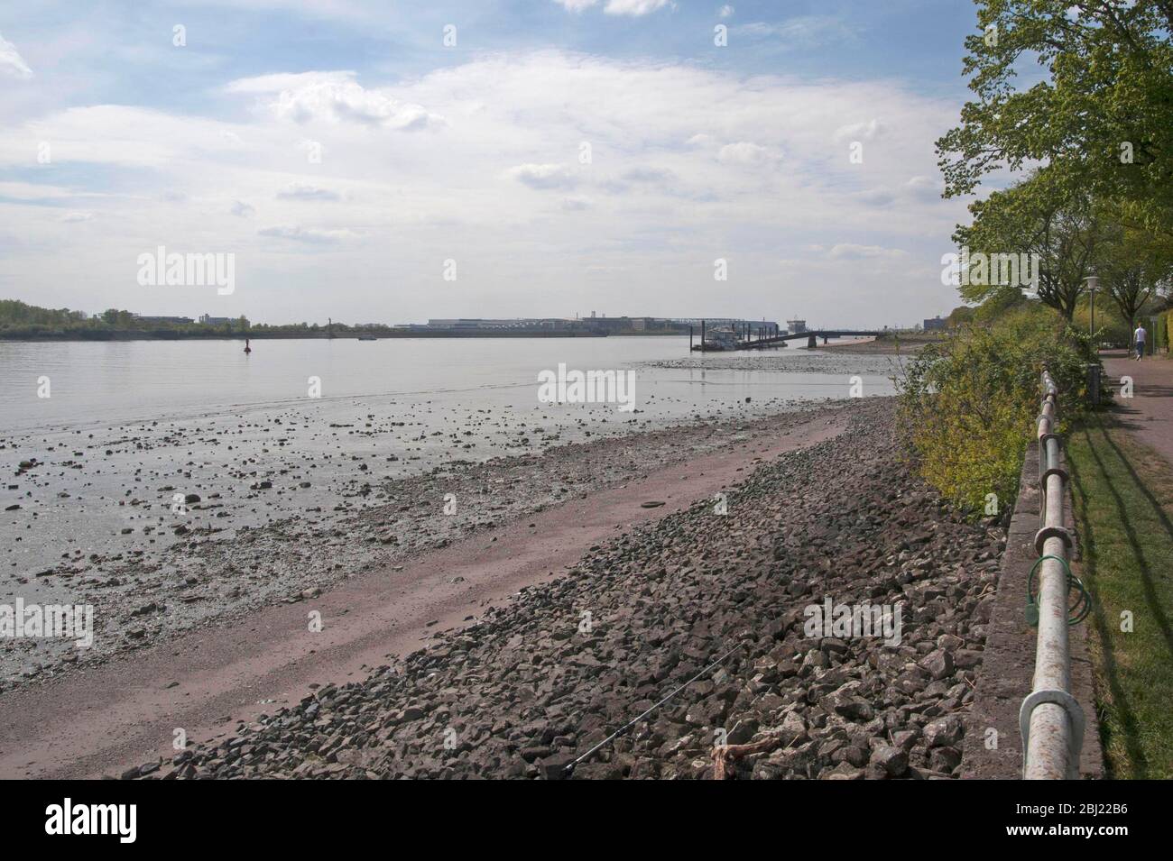 Elbe in Hamburg, Niedrigwasser , Flussbett trocknet aus, am 27. Aprile 2020 Foto Stock