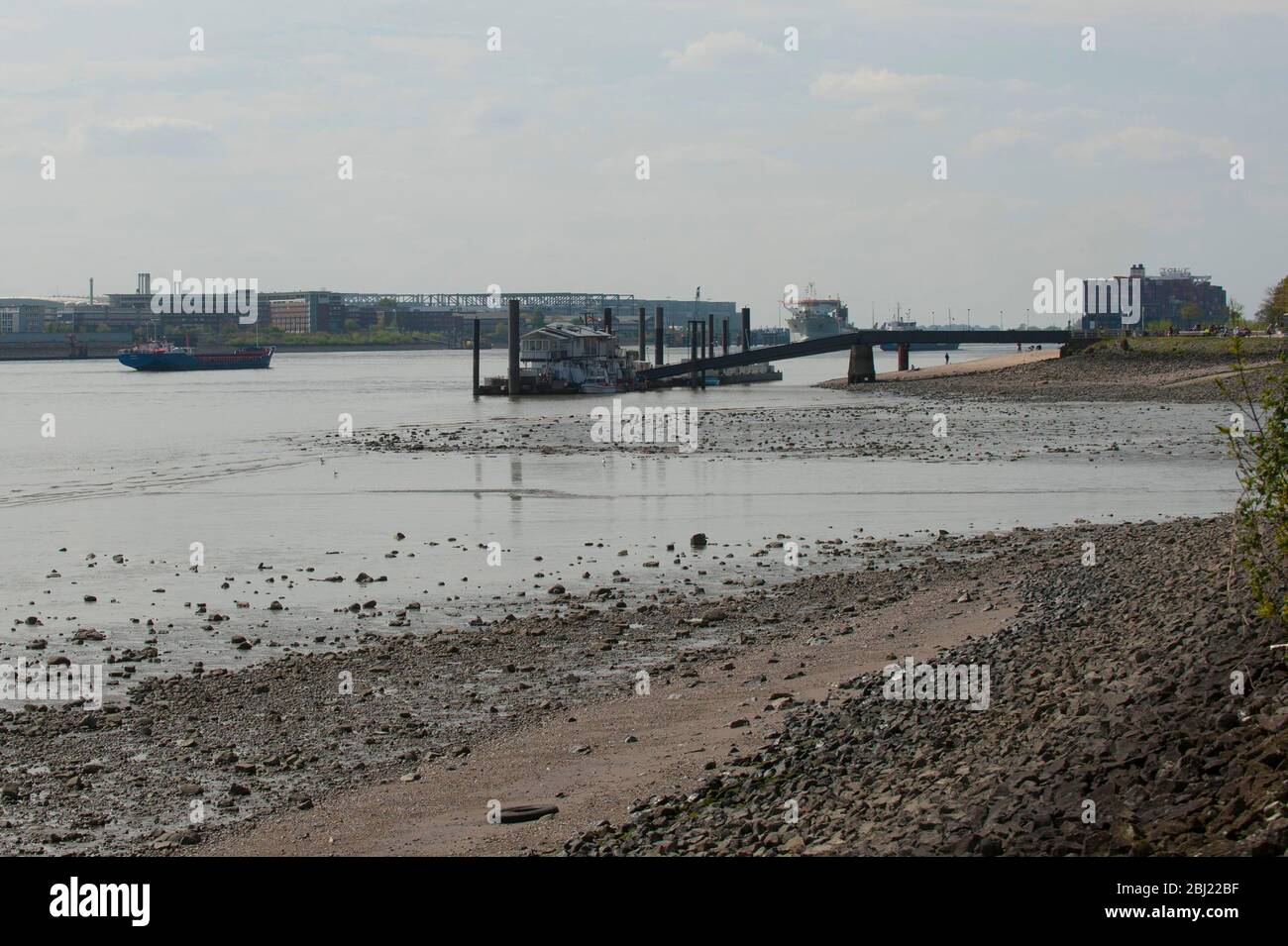 Elbe in Hamburg, Niedrigwasser , Flussbett trocknet aus, am 27. Aprile 2020 Foto Stock