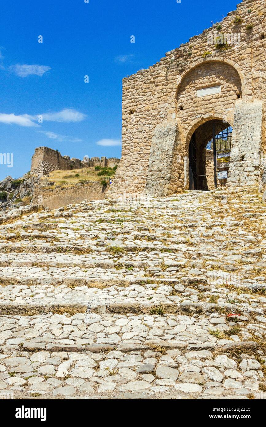 Il castello di Akrokorinthos, conosciuto come una fortezza dell'antichità e costruito come visto oggi durante l'epoca bizantina e medievale. Foto Stock