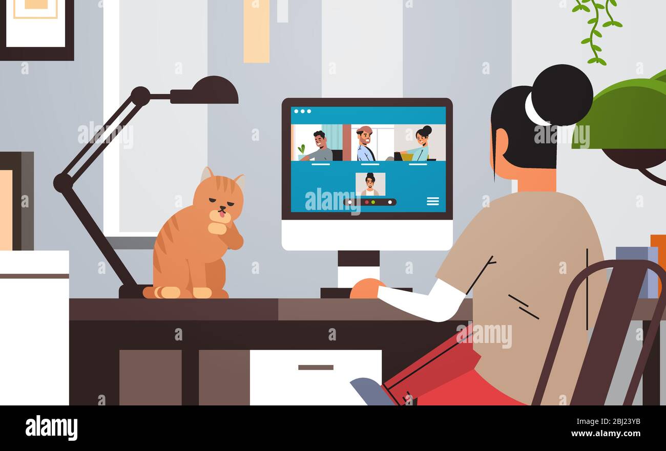 Donna incontro con amici di gara mix durante la videochiamata Covid-19 pandemic Coronavirus quarantena concetto persone che hanno divertimento virtuale Live conferenza soggiorno sala interna orizzontale vettore illustrazione Illustrazione Vettoriale