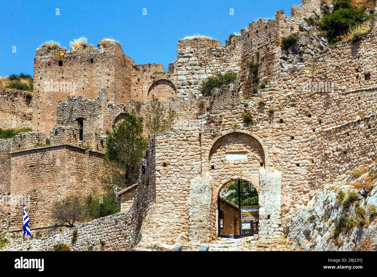 Il castello di Akrokorinthos, conosciuto come una fortezza dell'antichità e costruito come visto oggi durante l'epoca bizantina e medievale. Foto Stock