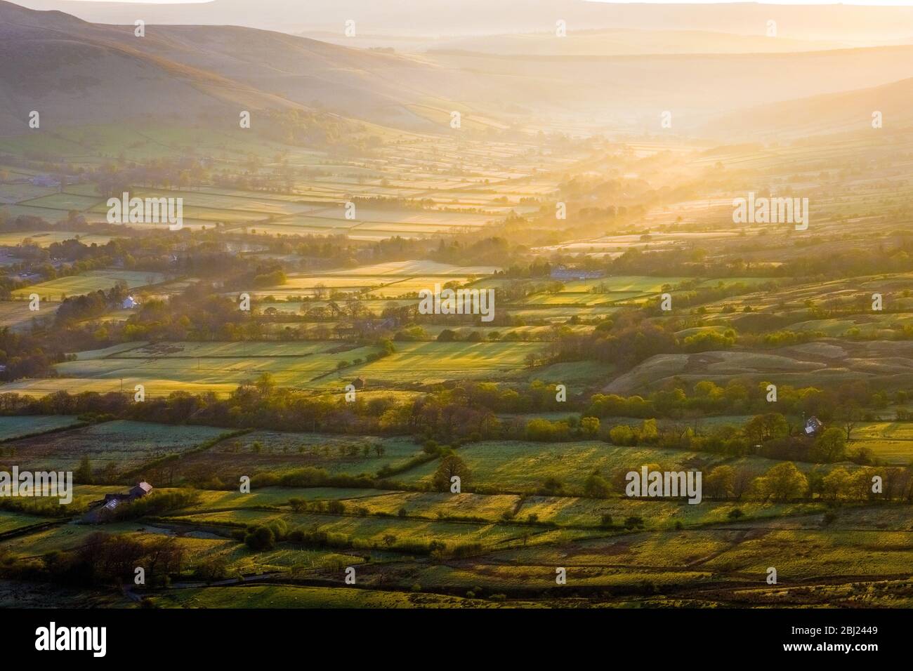 Dawn / Sunrise / nebbia mattutina nella valle di Edale, Peak District National Park, Derbyshire, Regno Unito Foto Stock