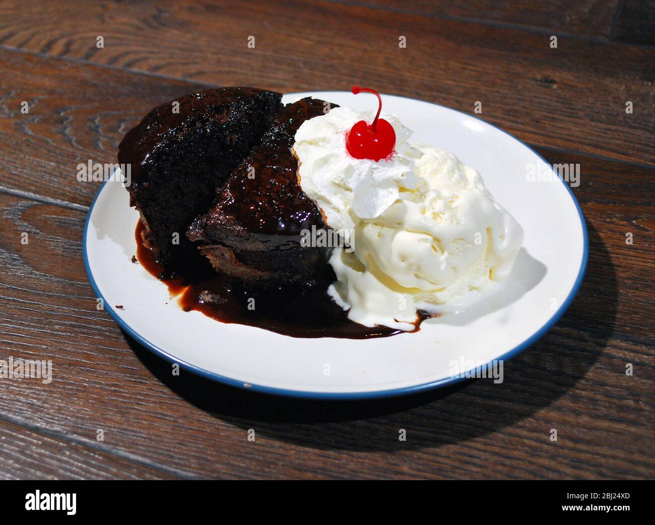 Crema di torta bianca con ciliegia Foto Stock