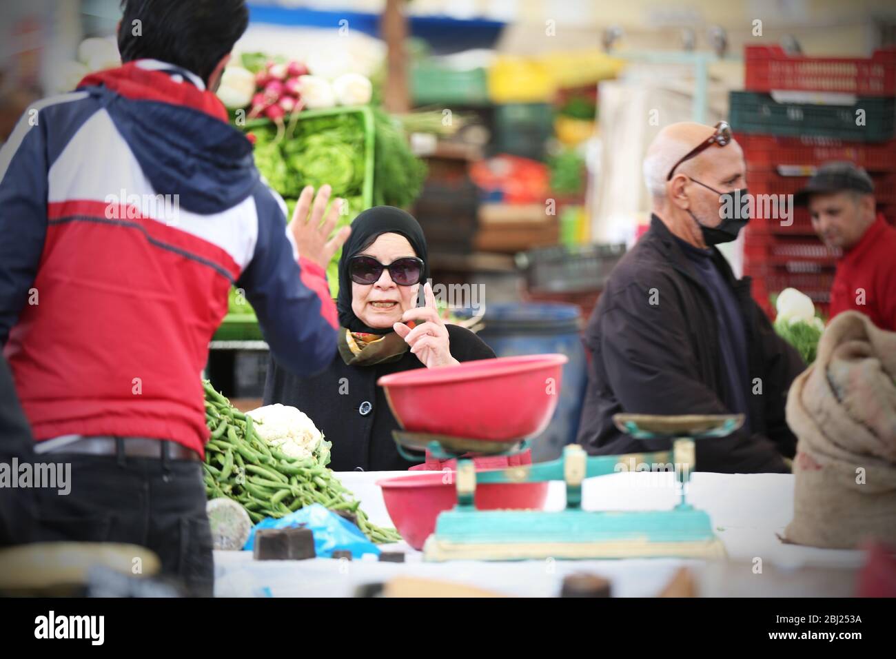 Tunisia. 28 Aprile 2020. Persone durante i primi giorni di Ramadhan nel mercato centrale di Tunisi, Tunisia, il 28 aprile 2020. Lockdown ha ridotto la congestione nel mese santo per i musulmani tunisini, ma non ha cambiato le abitudini dei consumatori. (Foto di Mohamed KRIT/ Credit: Sipa USA/Alamy Live News Foto Stock