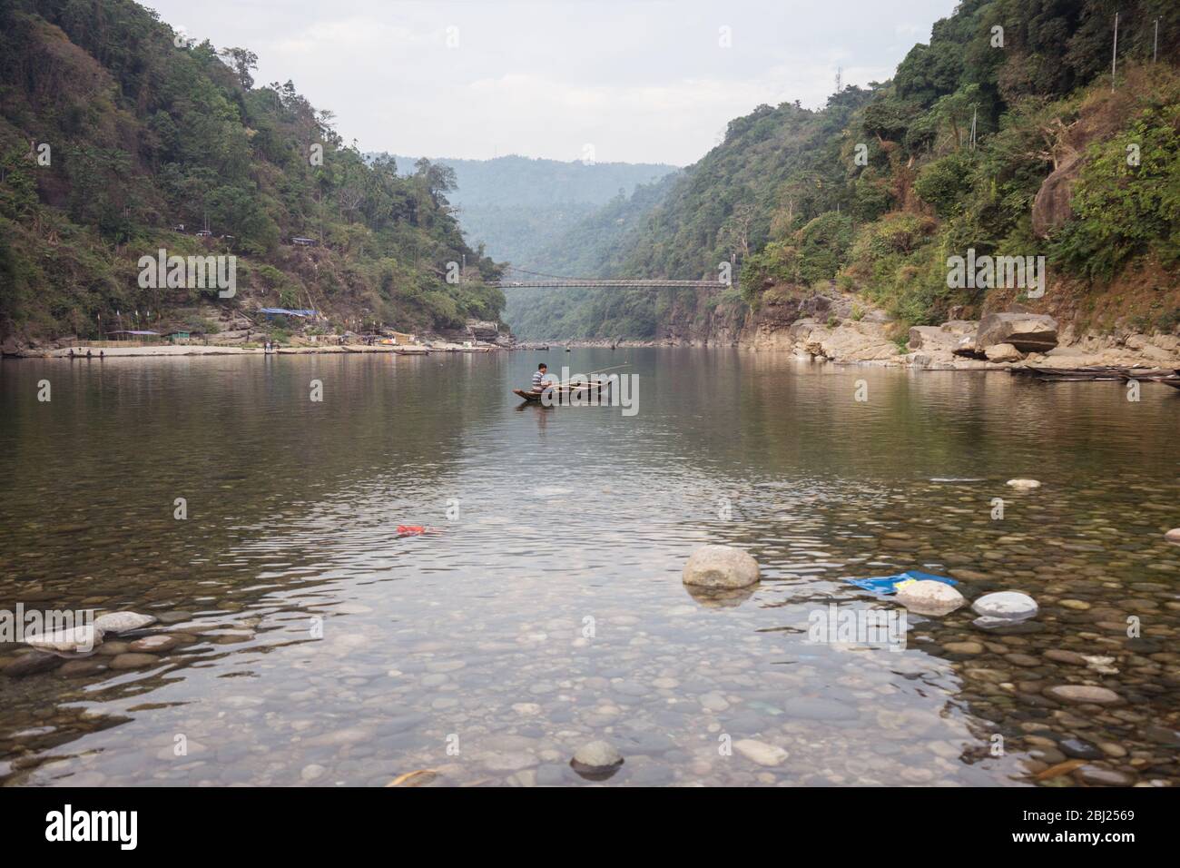 Jaflong / Bangladesh - 28 gennaio 2019: Pescatori bengalesi in barca di legno nel fiume che fa confine tra India e Bangladesh Foto Stock