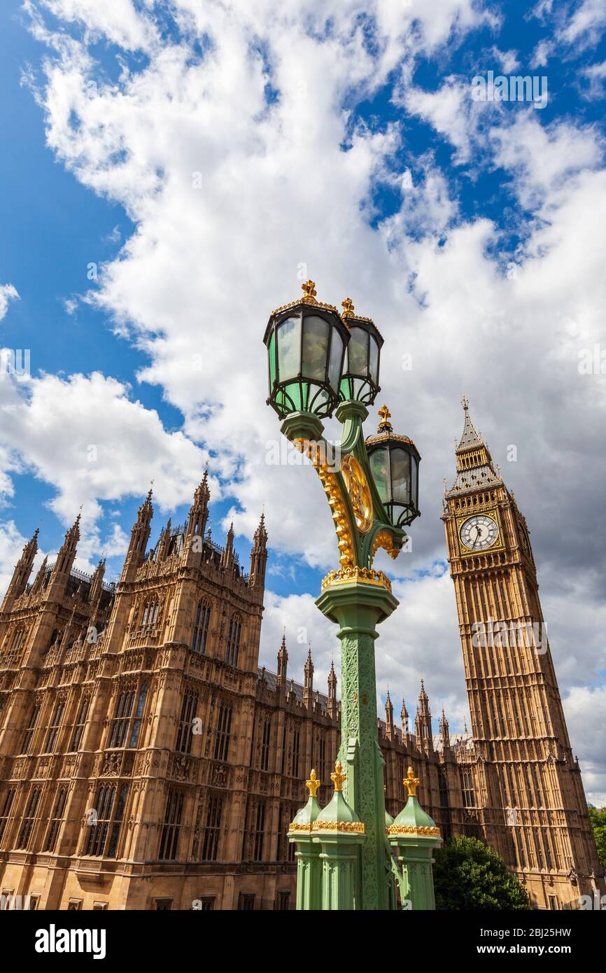 Torre dell'orologio del Big ben e le Houses of Parliament da Westminster Bridge, Londra, Inghilterra Foto Stock
