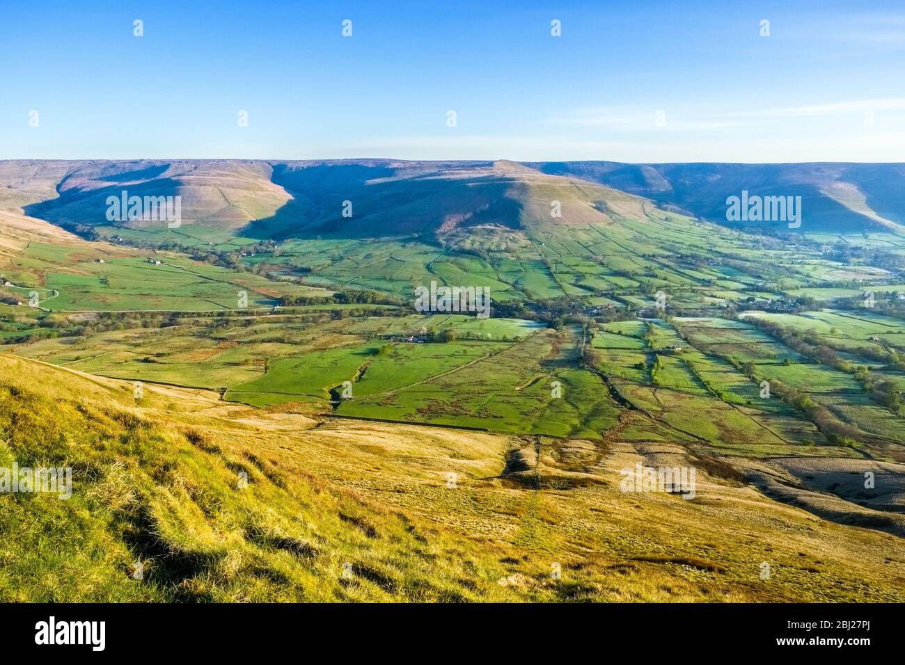 La valle di Edale e Kinder Scout nel Parco Nazionale del Derbyshire Peak District, visto da Rushup Edge Foto Stock