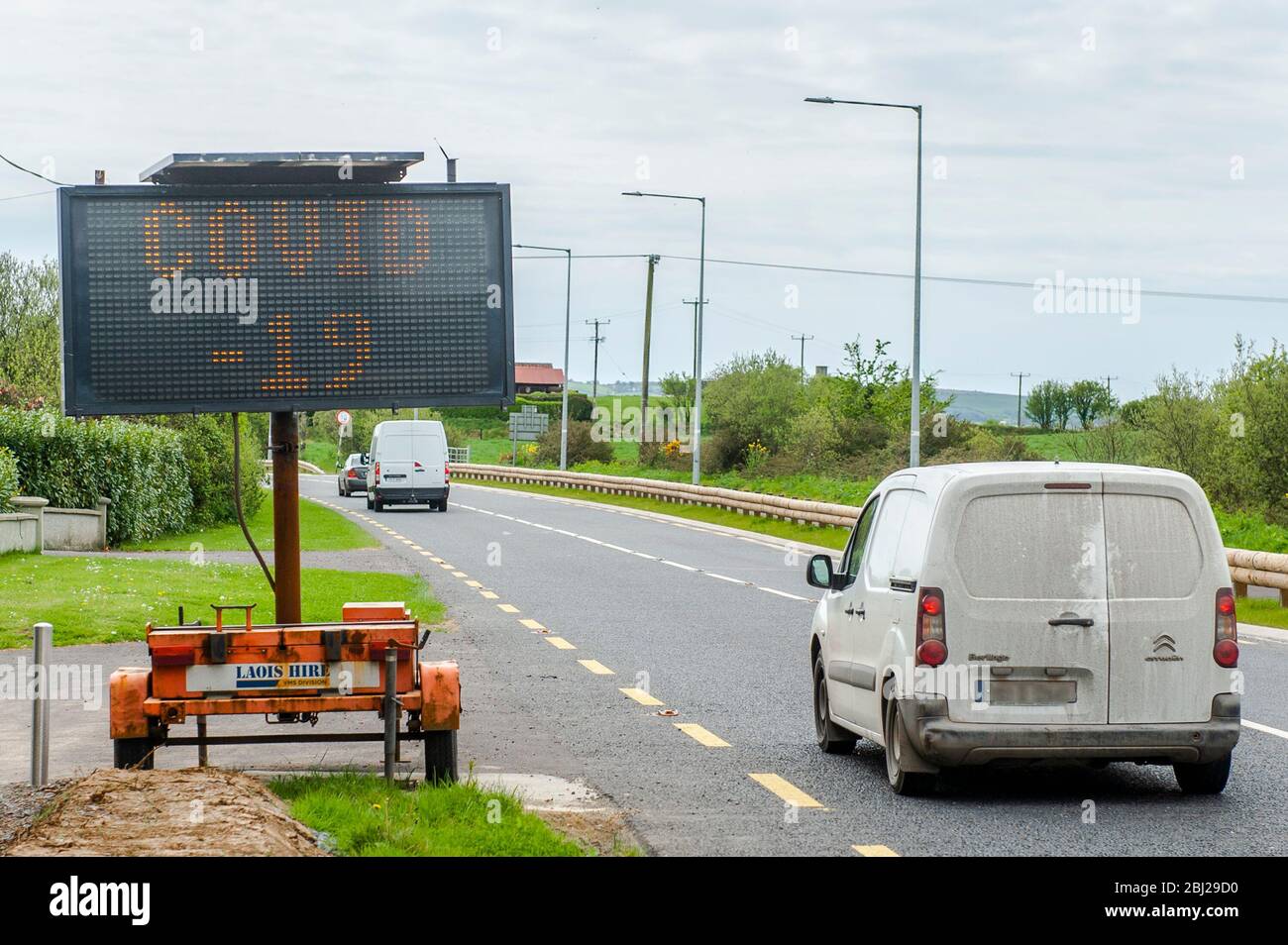 Clonakilty, West Cork, Irlanda. 28 Aprile 2020. Un cartello informativo elettronico Coronavirus/Covid-19 è stato collocato sulla N71 a Clonakilty. Il segno consiglia di distanziare fisicamente. Credit: AG News/Alamy Live News Foto Stock