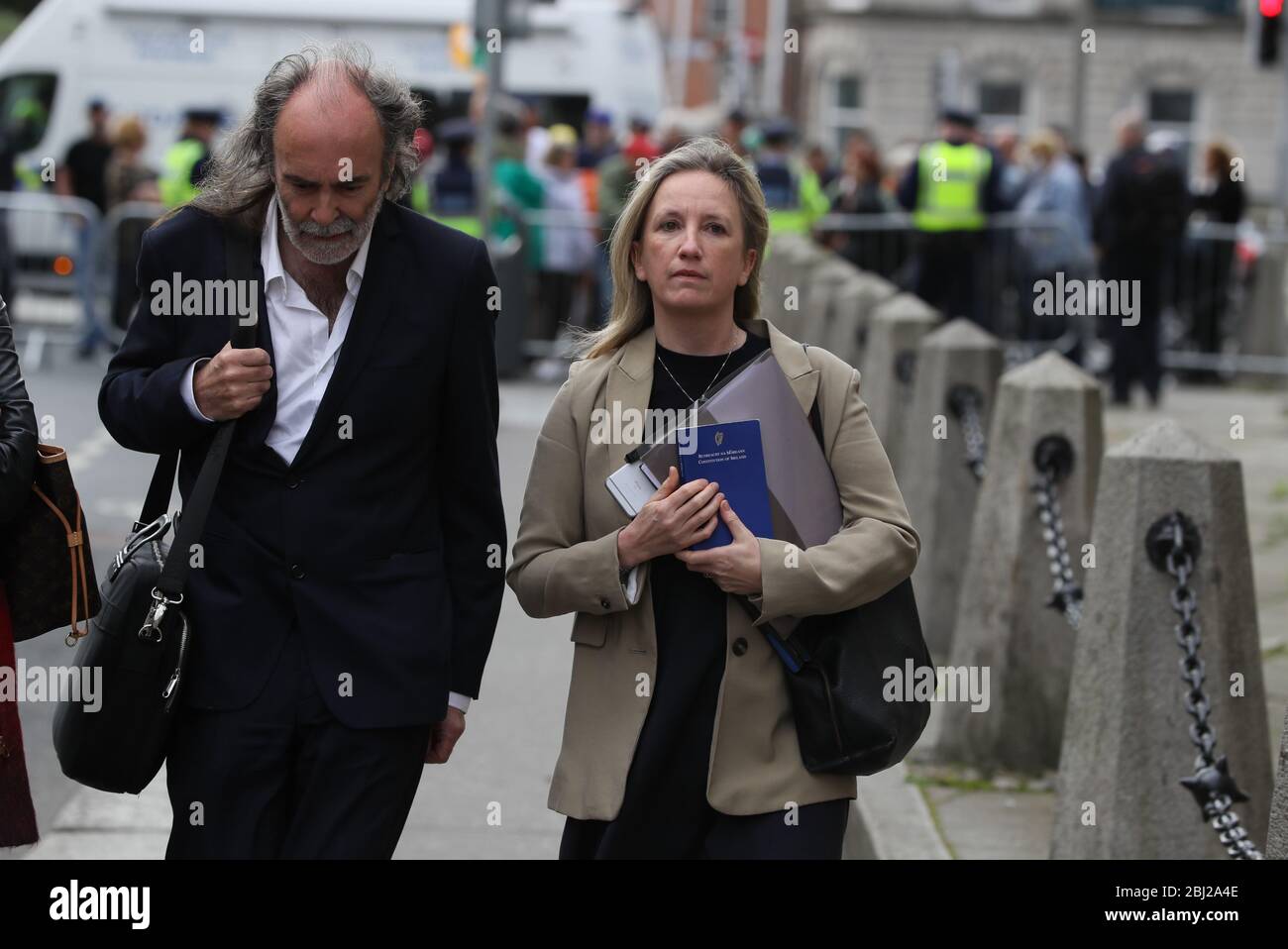 John Waters e Gemma o'Doherty, arrivano alla Corte di Dublino, dove hanno lanciato una sfida legale contro lo Stato per le leggi e le restrizioni di emergenza introdotte per fermare la diffusione del Covid-19. Foto Stock