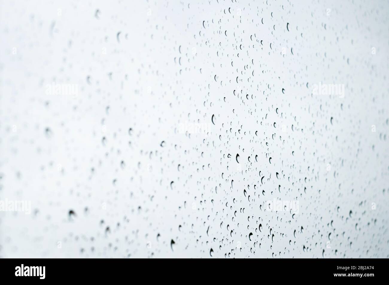 Gocce di pioggia su un vetro di finestra Foto Stock