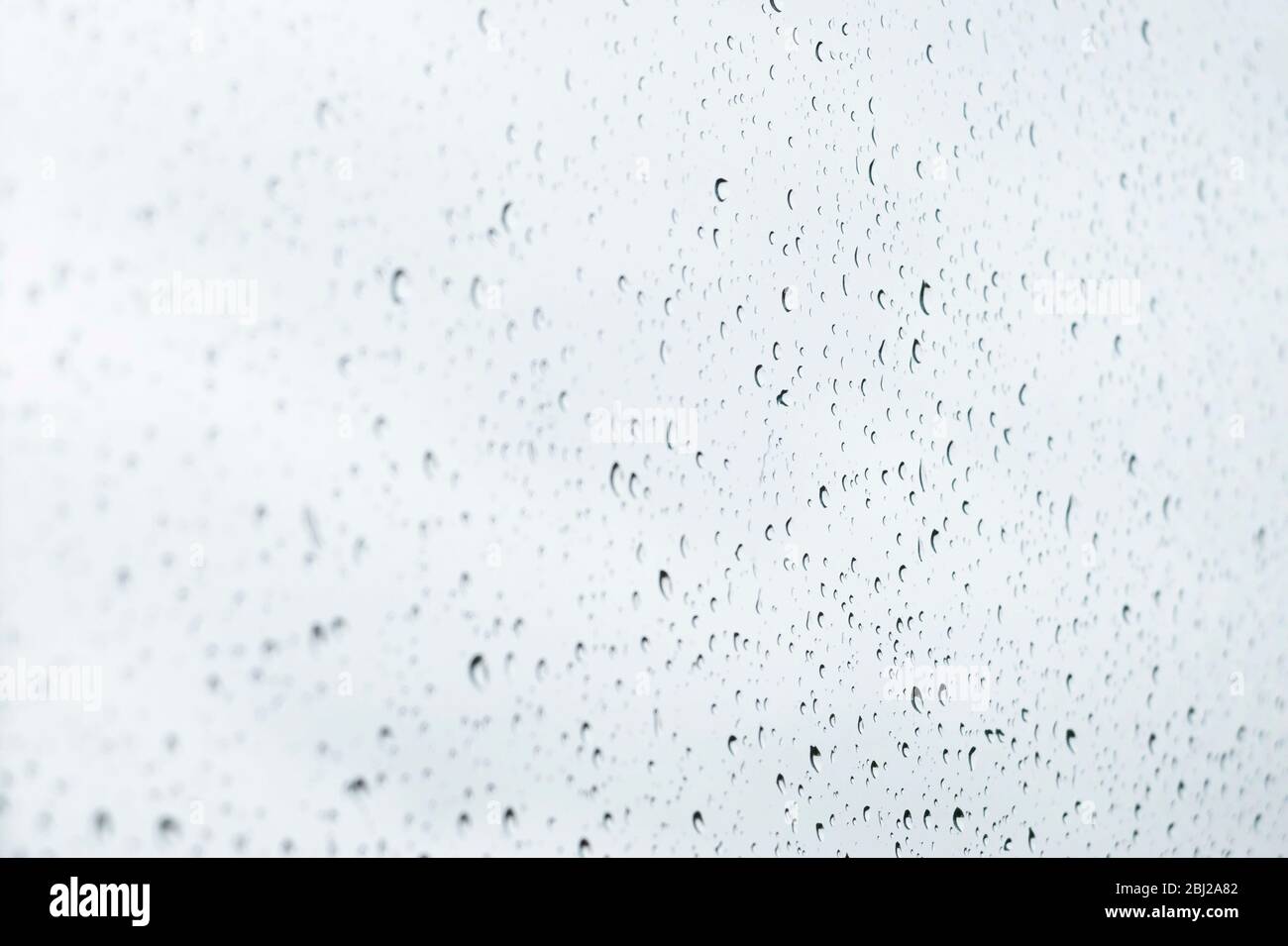 Gocce di pioggia su un vetro di finestra Foto Stock