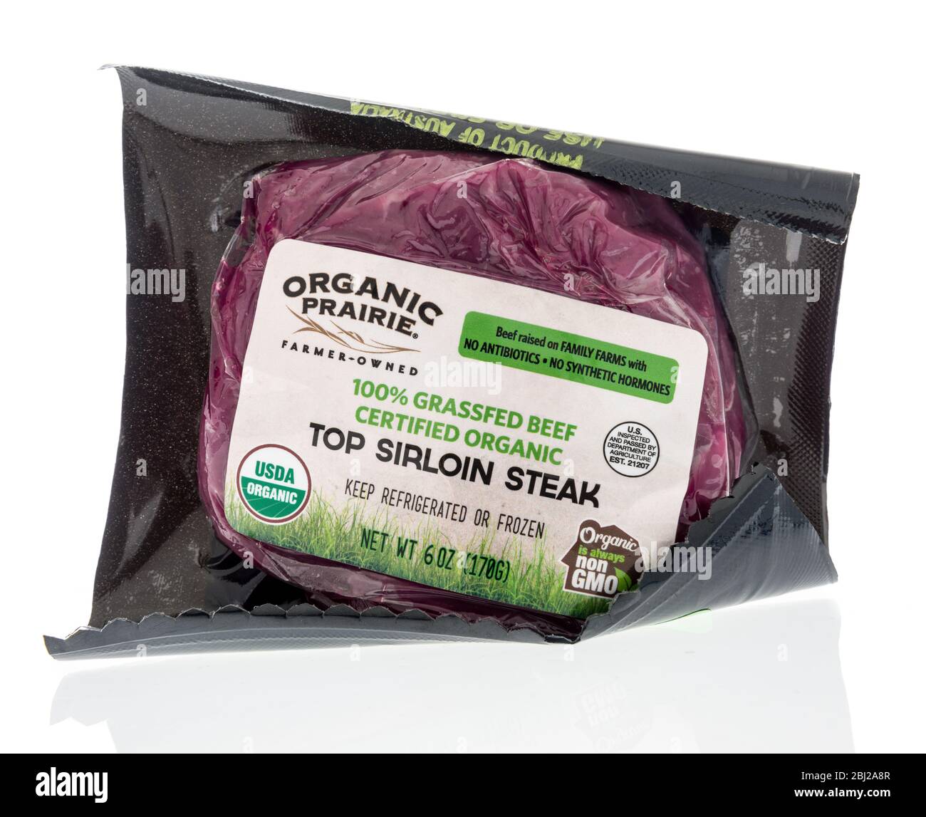 Winneconne, WI - 26 aprile 2020: Un pacchetto di prairie biologico erba nutrito di manzo top sirloin bistecca su uno sfondo isolato. Foto Stock