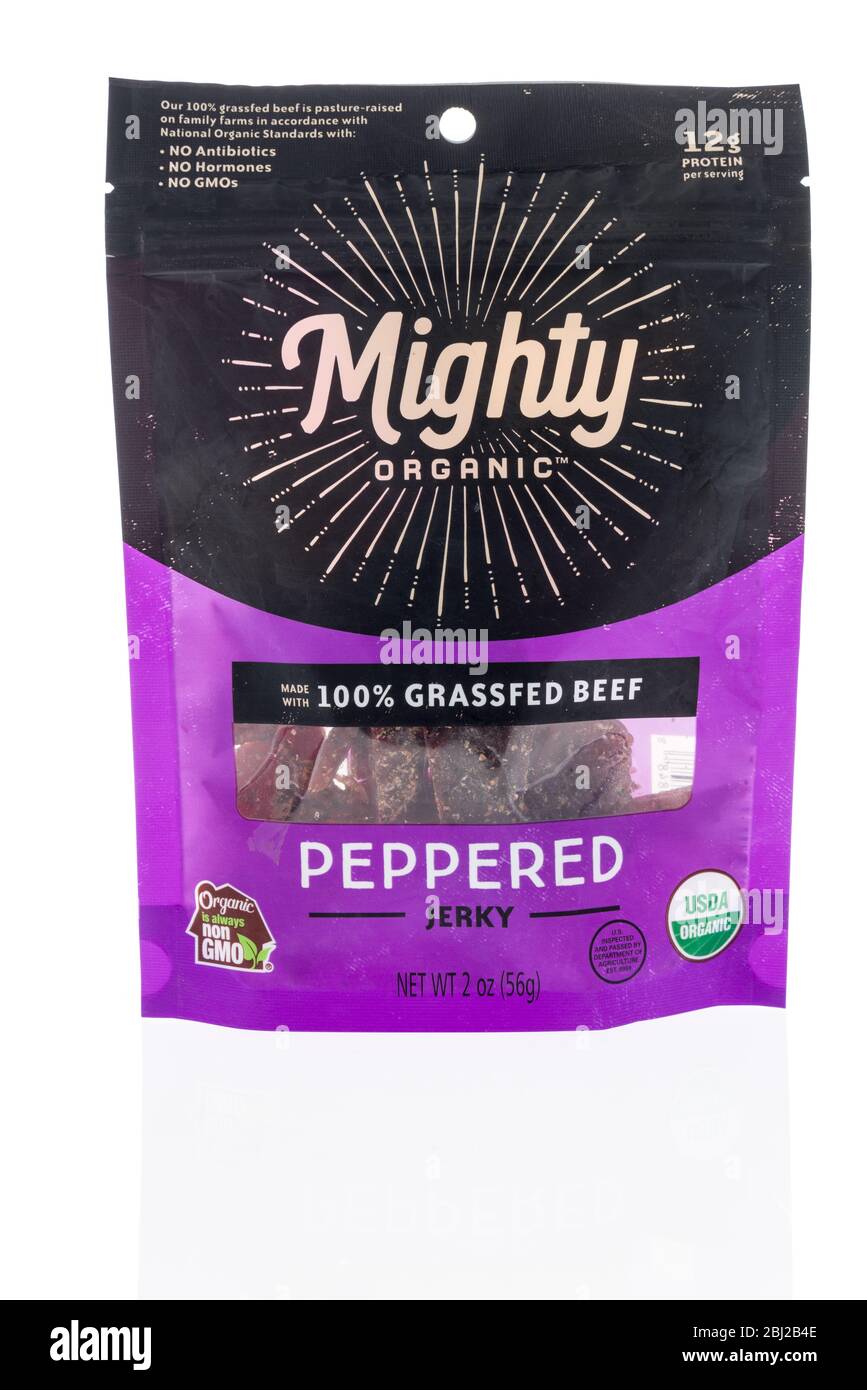 Winneconne, WI - 26 aprile 2020: Un pacchetto di Mighty erba biologica alimentato manzo a scatti su un fondo isolato. Foto Stock