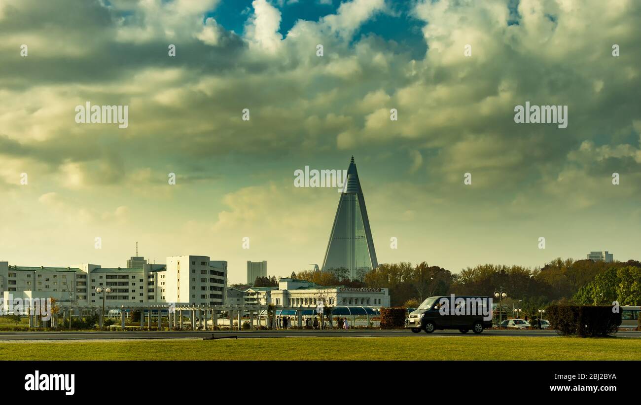 Pyongyang / DPR Corea - 12 novembre 2015: Ryugyong hotel è un grattacielo a forma di piramide incompiuto a 105 piani, alto 330 metri, a Pyongyang e la ta Foto Stock