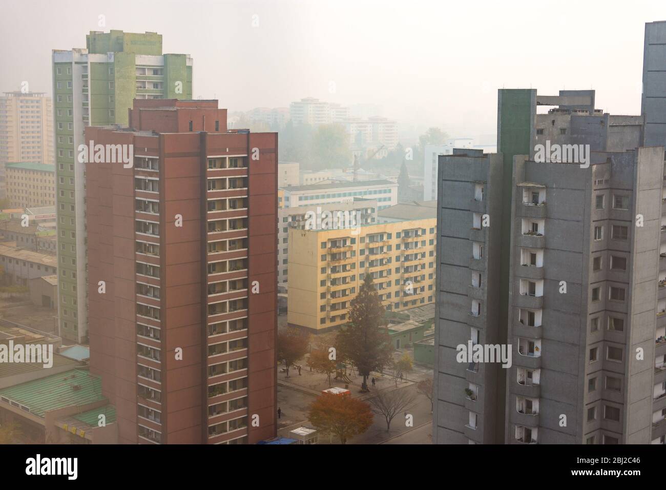 Pyongyang / DPR Corea - 10 novembre 2015: Blocchi di appartamenti a Pyongyang, capitale della Corea del Nord Foto Stock