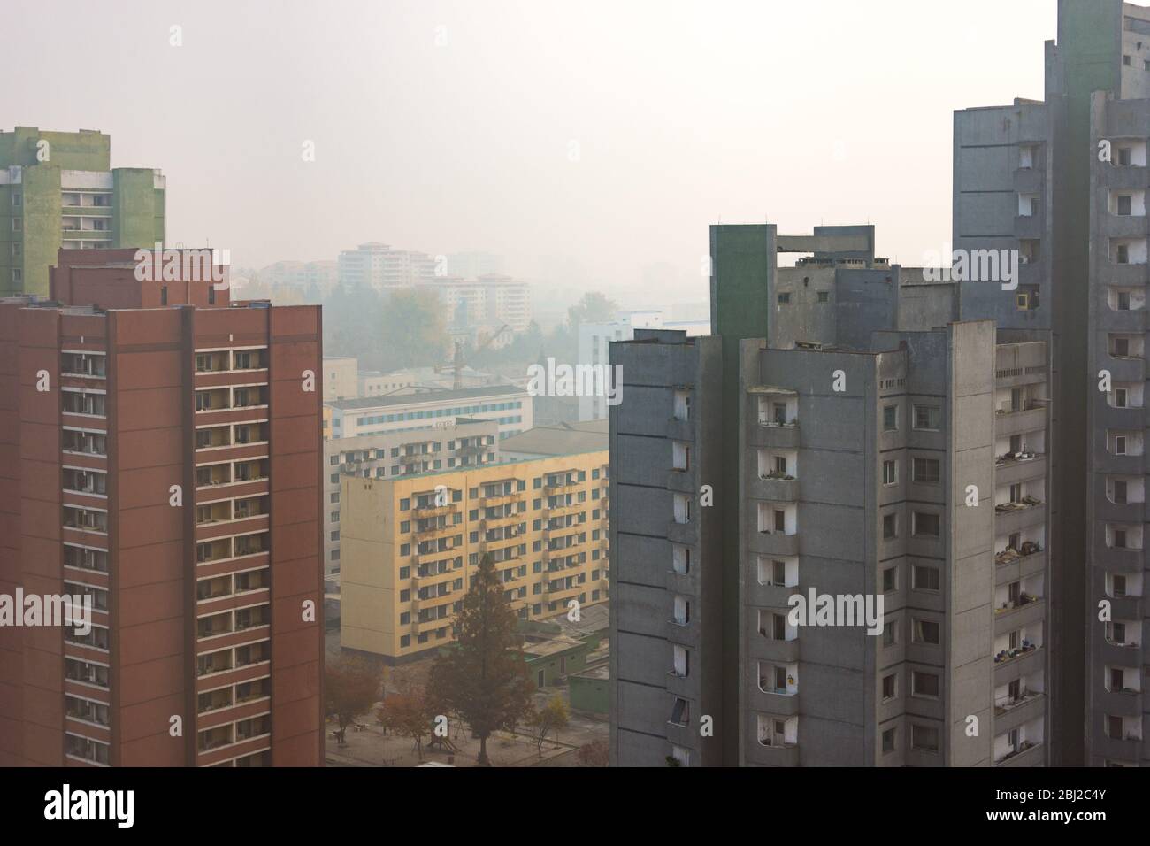 Pyongyang / DPR Corea - 10 novembre 2015: Blocchi di appartamenti a Pyongyang, capitale della Corea del Nord Foto Stock