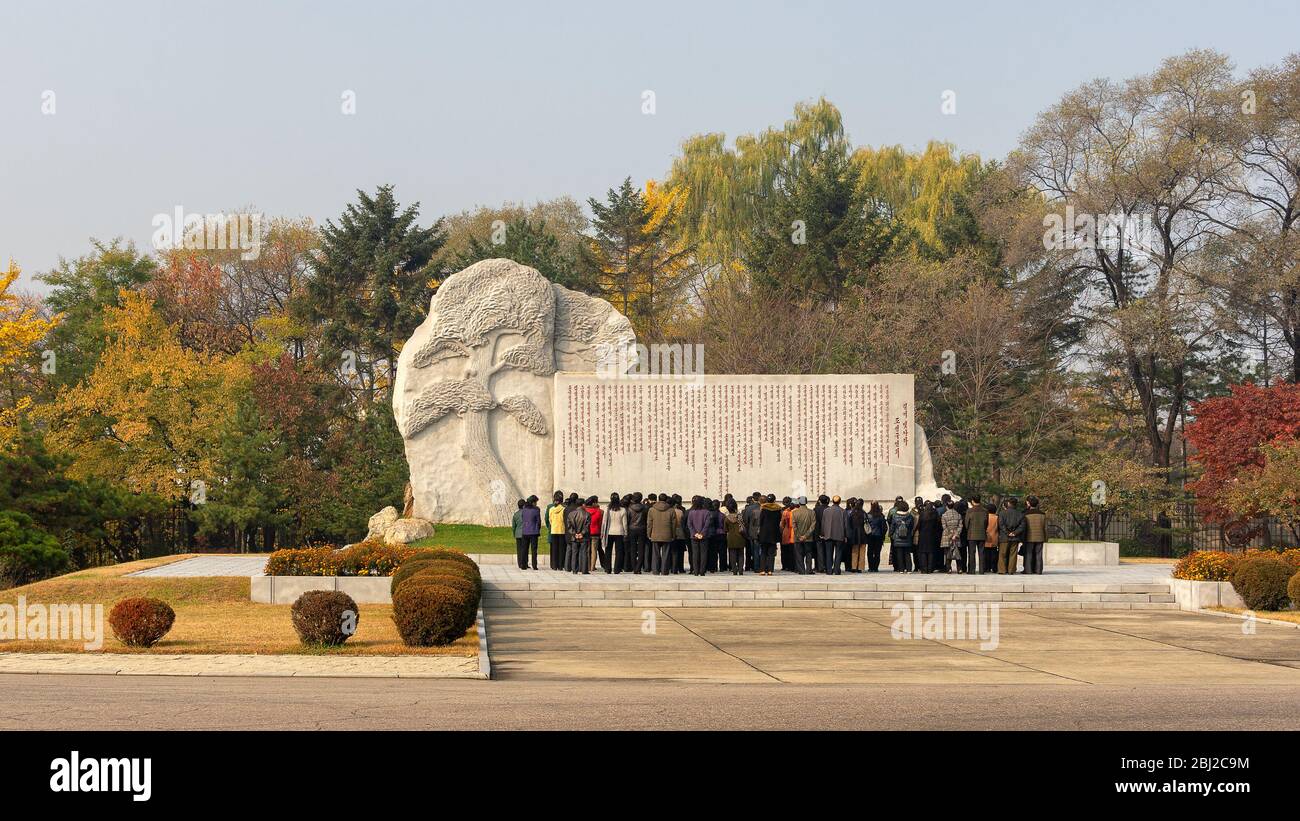 Pyongyang / DPR Corea - 12 novembre 2015: La gente paga rispetto di fronte ad un monumento comunista a Pyongyang, Corea del Nord Foto Stock
